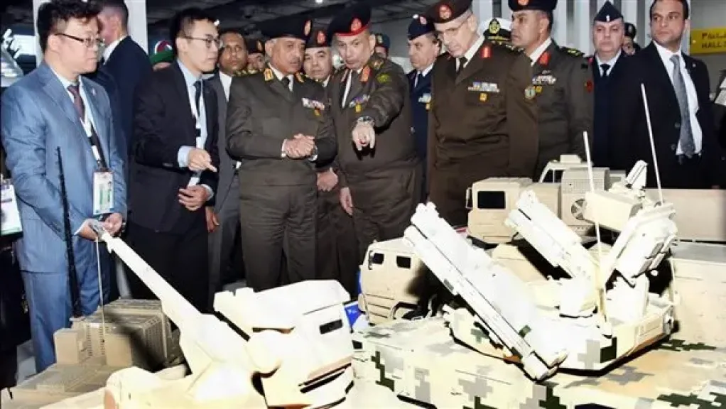 وزير الدفاع ورئيس الأركان يتفقدان الأجنحة والشركات العارضة في «إيديكس 2025»
