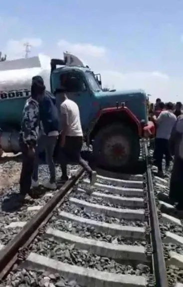النقل تناشد المواطنين بعدم إقامة معابر غير شرعية على قضبان السكك الحديدية