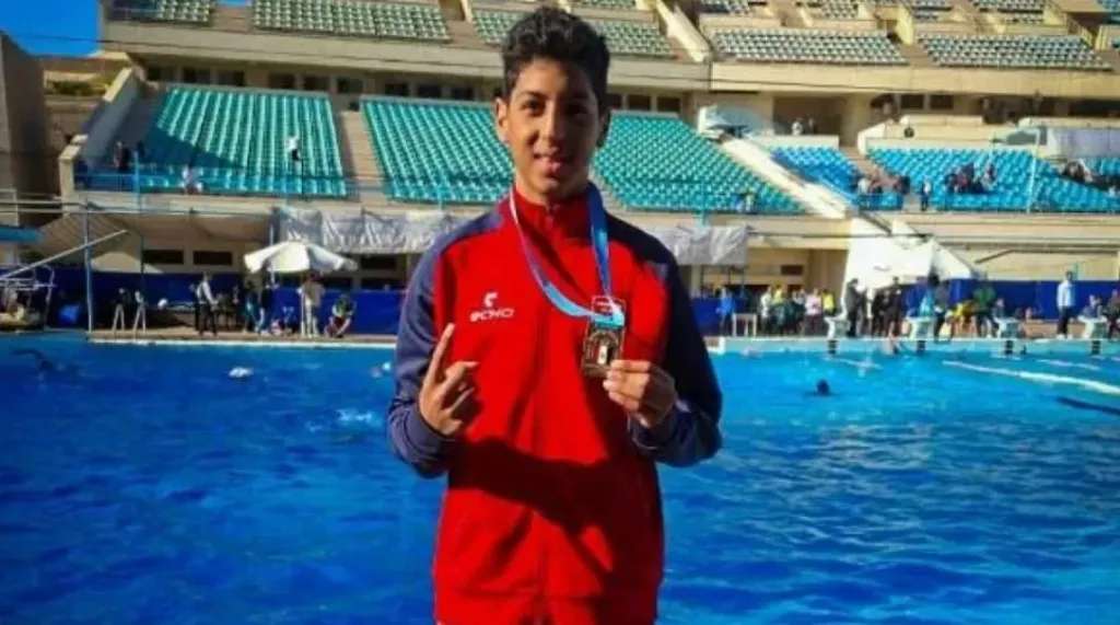 واقعة بطولة السباحة.. والد الطفل المتوفى يوسف محمد يرد على اتهام ابنه بتناول منشطات: اعتمد على الموز والتمر فقط