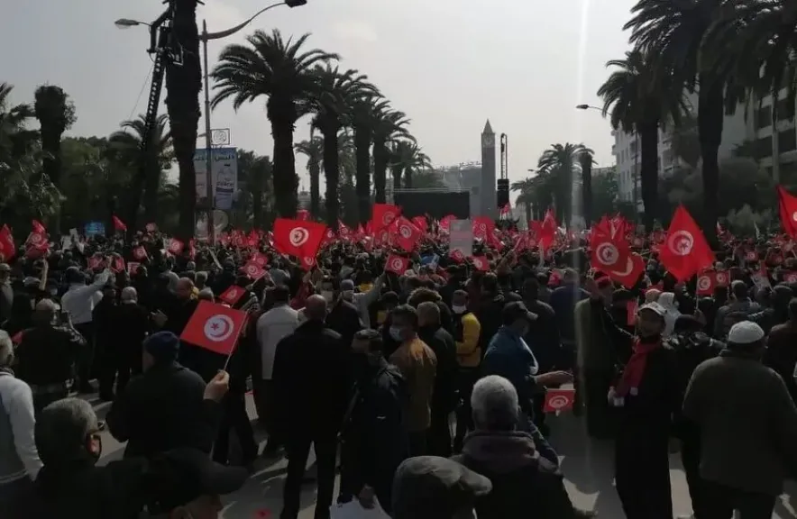 مسيرة جديدة في تونس تطالب بالإفراج عن المعتقلين السياسيين وإطلاق الحريات