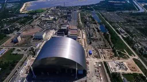 تضرر الهيكل الفولاذي لمحطة تشيرنوبيل النووية في أوكرانيا