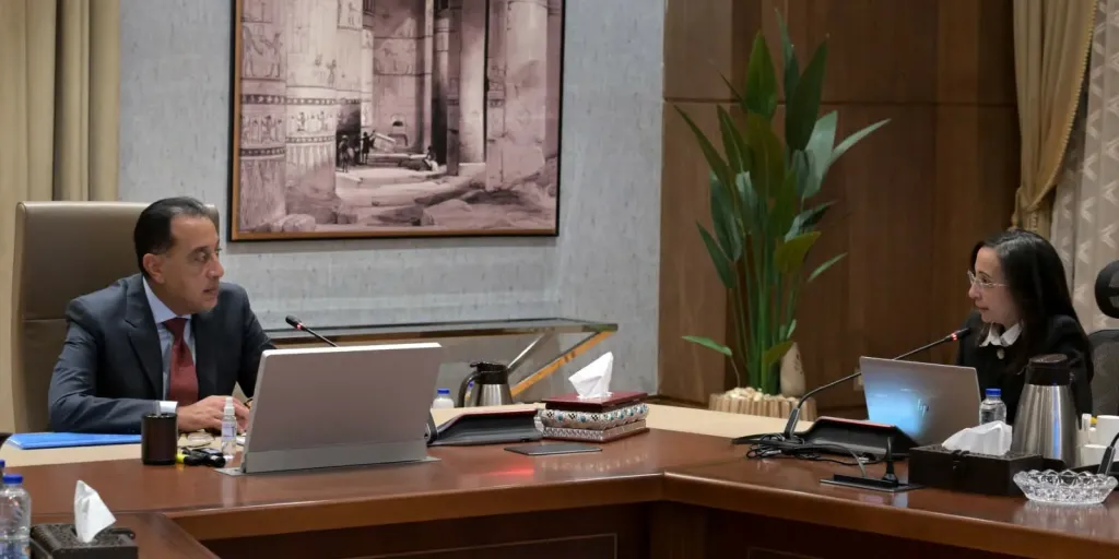 مدبولي يستعرض مشروعي تطوير مدينة رشيد وتحويل نبع الحمرا إلى منتجع سياحي عالمي