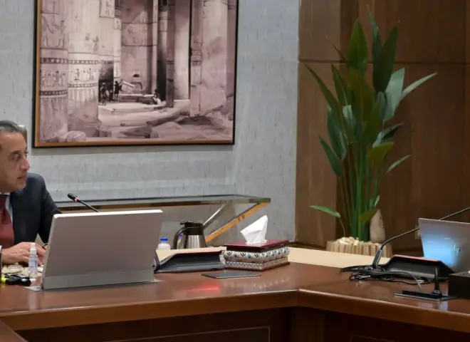 مدبولي يستعرض مشروعي تطوير مدينة رشيد وتحويل نبع الحمرا إلى منتجع سياحي عالمي