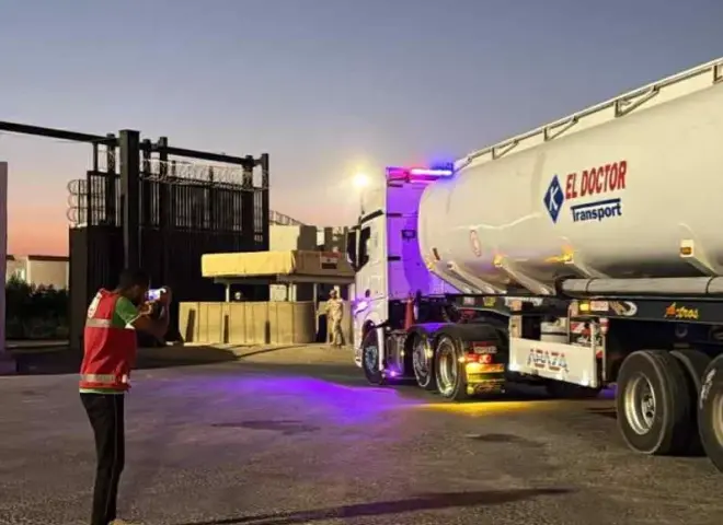 237 شاحنة مساعدات توجهت من معبر رفح البري إلى معبر كرم أبو سالم لتسليمها إلى الجانب الفلسطيني