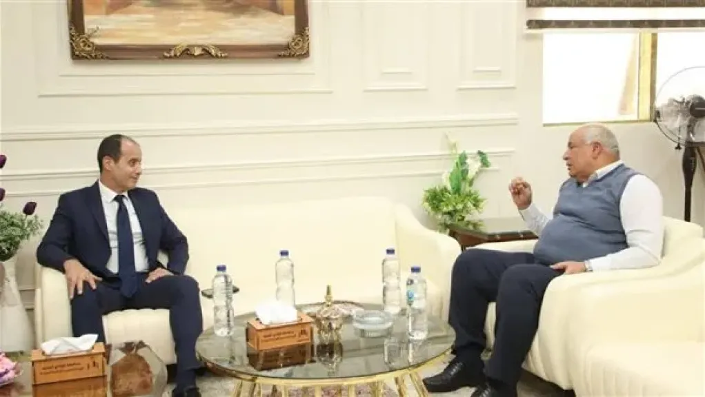 محافظ الوادي الجديد يلتقي وفد البورصة السلعية لبحث إطلاق بورصة التمور