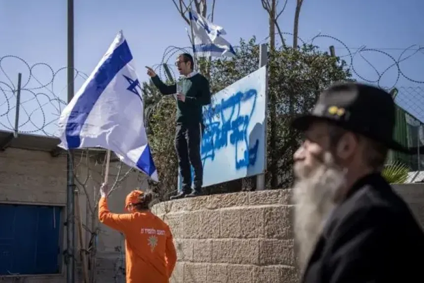 إسرائيل تنزل العلم الأممي من مقر الأونروا بالقدس الشرقية وترفع علمها