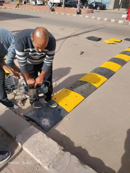 محافظ الغربية يتابع تركيب المطبات بشارع الجيش بكفر الزيات