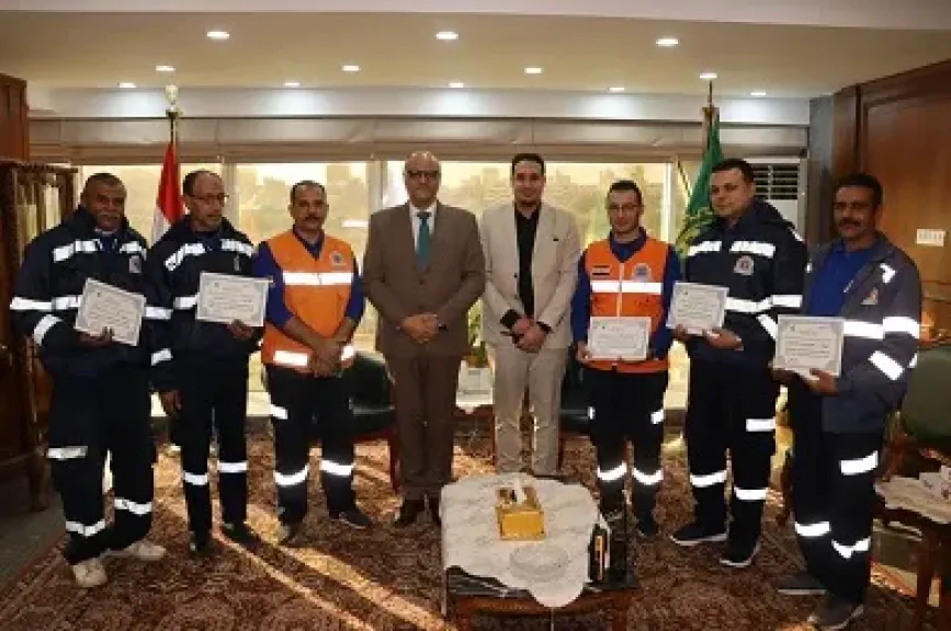 محافظ القليوبية يكرم أطقم إسعاف أعادت مشغولات ذهبية تتخطى مليون جنيه لأصحابها