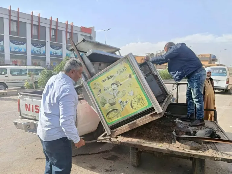 استمرار أعمال صيانة ورفع كفاءة المسطحات الخضراء بعدد من أحياء ومداخل مدينة العبور