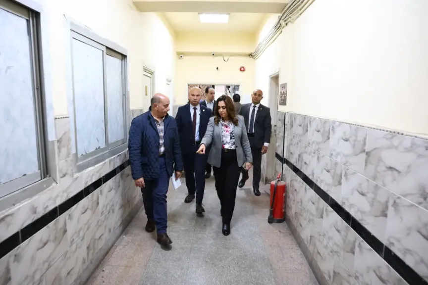 إقالة رئيس حي النزهة خلال جولة ميدانية بسبب مخالفات البناء والاشغالات