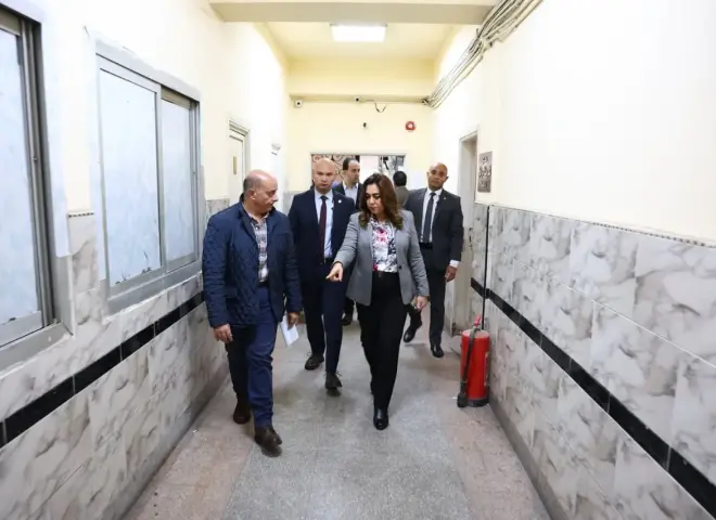 إقالة رئيس حي النزهة خلال جولة ميدانية بسبب مخالفات البناء والاشغالات