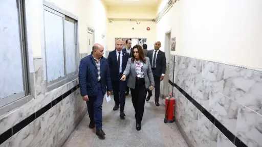 إقالة رئيس حي النزهة خلال جولة ميدانية بسبب مخالفات البناء والاشغالات