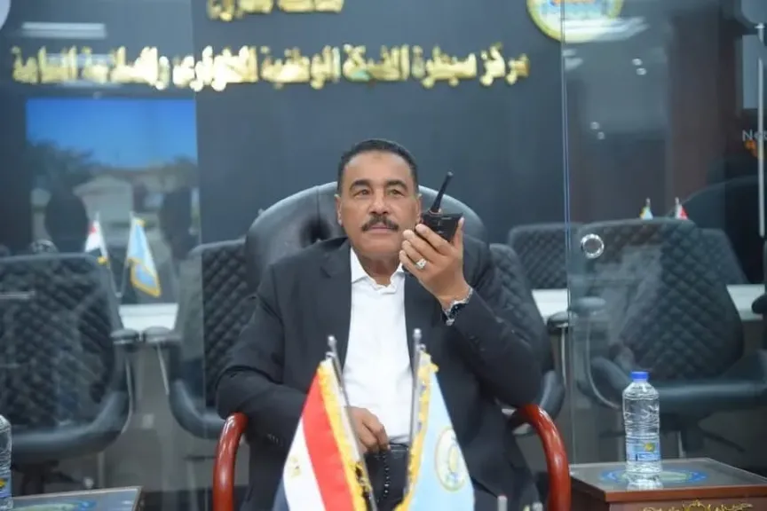 محافظ مطروح يتابع جهود سحب مياه الأمطار