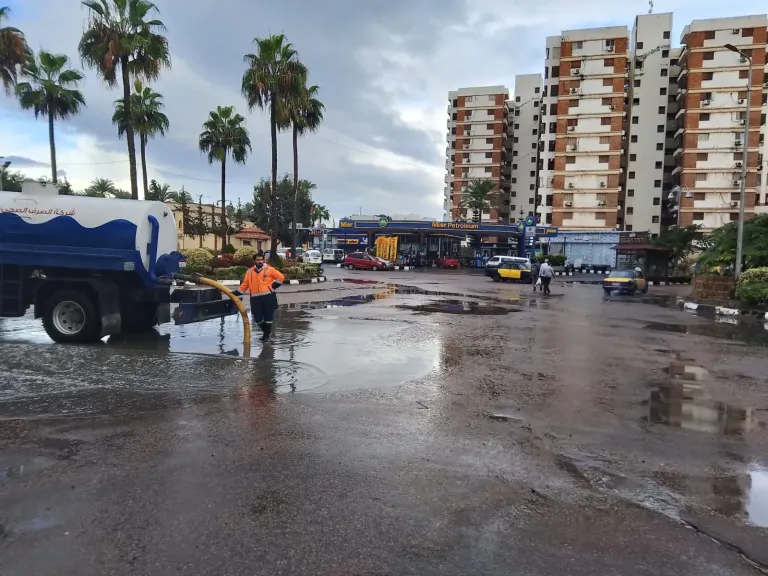 محافظ الإسكندرية: الأجهزة التنفيذية تواصل جهودها للتعامل مع حالة عدم الاستقرار في الأحوال الجوية