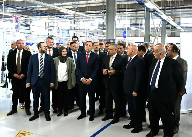 رئيس الوزراء يتفقد عدداً من أقسام مصنع ”ليوني مصر” بمدينة بدر