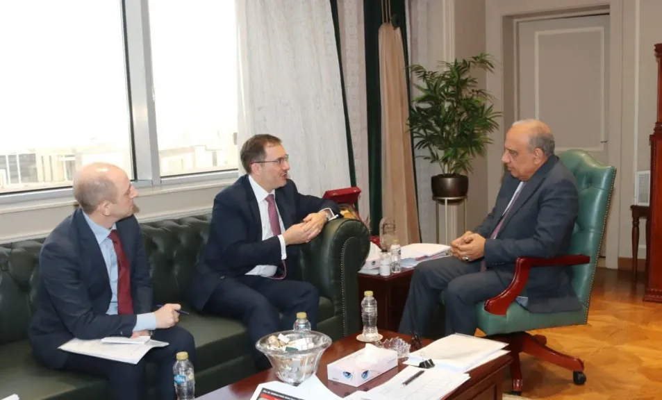 وزير الكهرباء يستقبل سفير بريطانيا بالقاهرة لبحث سبل دعم وتعزيز التعاون والفرص الاستثمارية