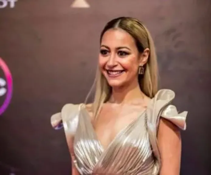 منة شلبى ممرضة تقتل المرضى فى عنبر الموت.. وتسلط الضوء على القضية الفلسطينية بالحب والحرب