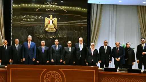 رئيس الوزراء يشهد توقيع اتفاقية تسوية بين عددٍ من الجهات الحكومية وشركة جنوب الوادي للأسمنت