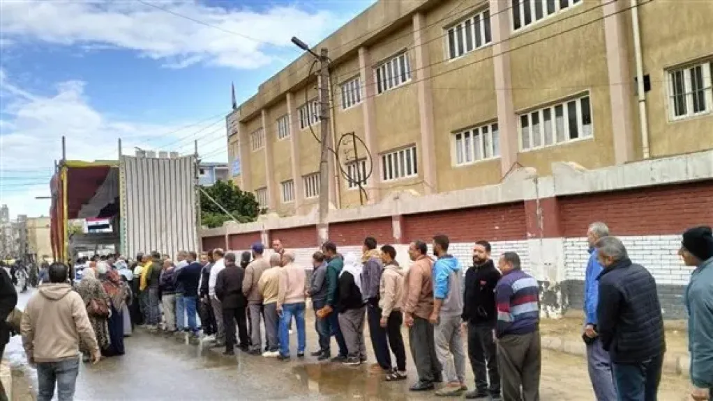 طوابير وإقبال كثيف للتصويت في الدوائر الملغاة من المرحلة الأولى بانتخابات مجلس النواب