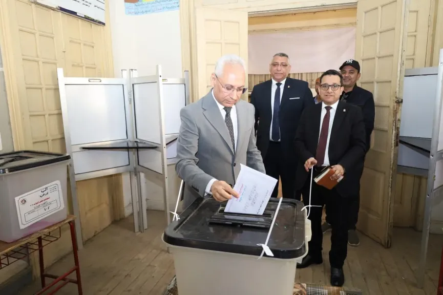 رئيس جامعة المنيا يُدلي بصوته في انتخابات مجلس النواب