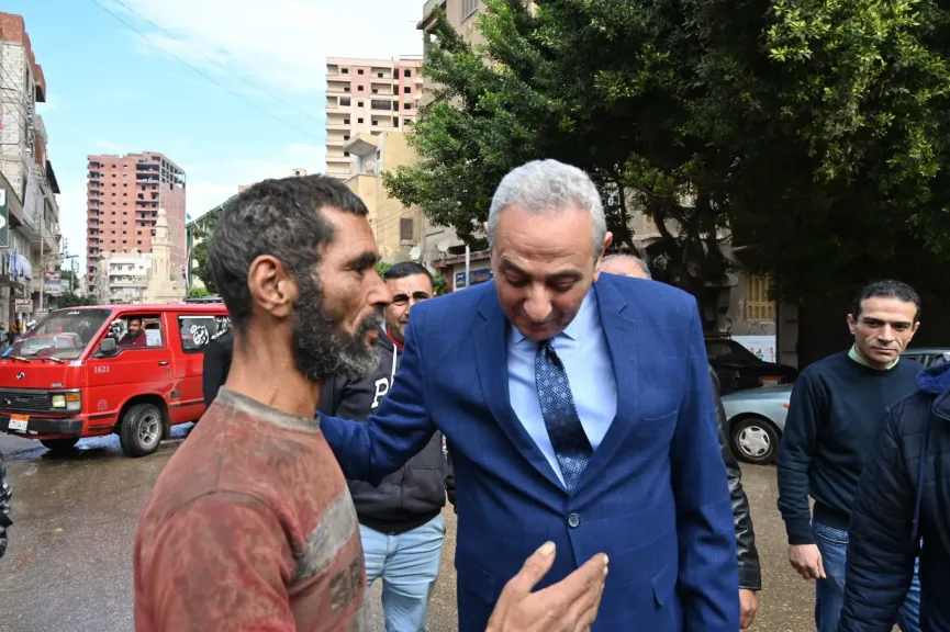 وسط أمطار المحلة وبأذن صاغية واهتمام بالغ.. محافظ الغربية يستمع لشكاوى الأهالي عن قرب