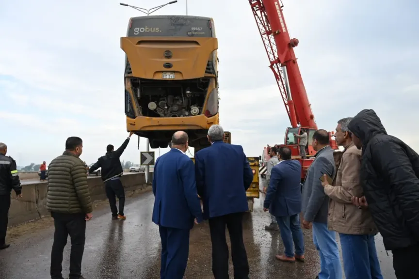 محافظ الغربية يقطع جولته بالمحلة ويتوجه إلى موقع حادث انقلاب أتوبيس على طريق دفرة كفر الزيات الحر