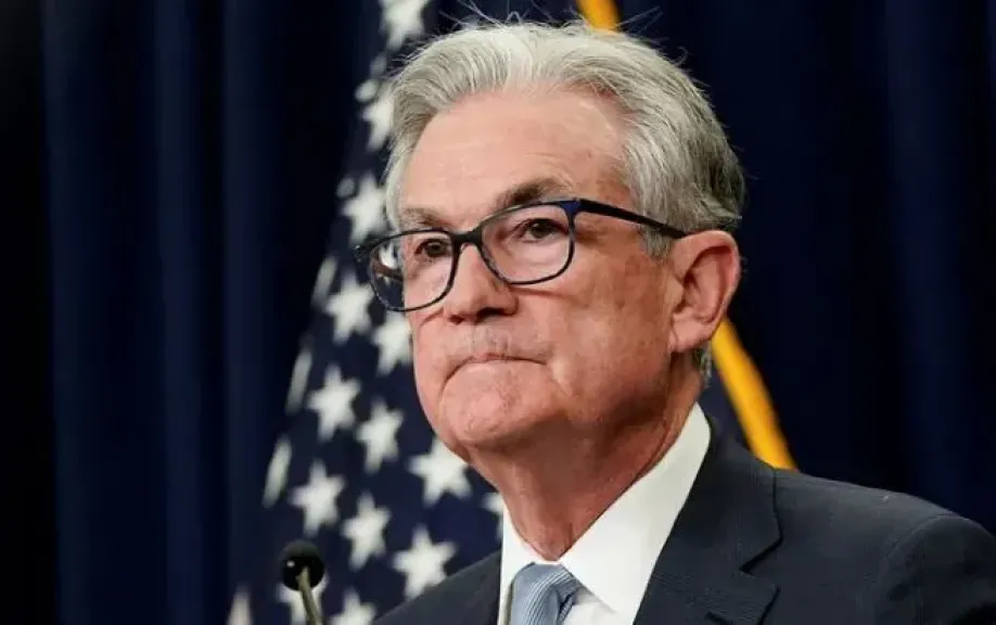 رئيس الفيدرالي الأمريكي: على البشر الحذر من الذكاء الاصطناعي