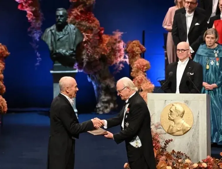 ملك السويد يسلّم جوائز نوبل للفائزين بها