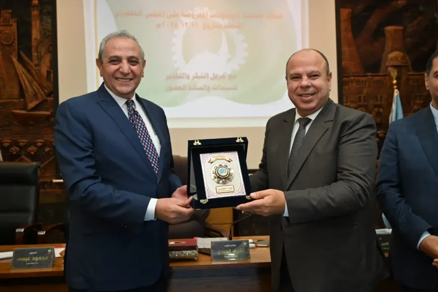 محافظ الغربية يترأس اجتماع المجلس التنفيذي ويكرم السكرتير العام المساعد تقديرًا لعطائه