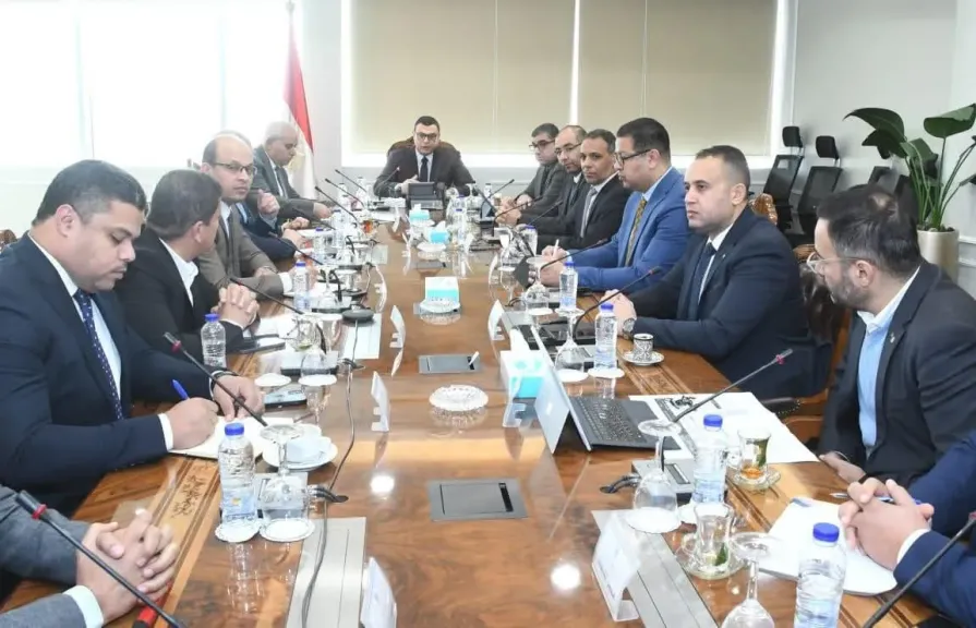 وزير الإسكان يتابع موقف مشروعات مارينا ومدينة العلمين الجديدة