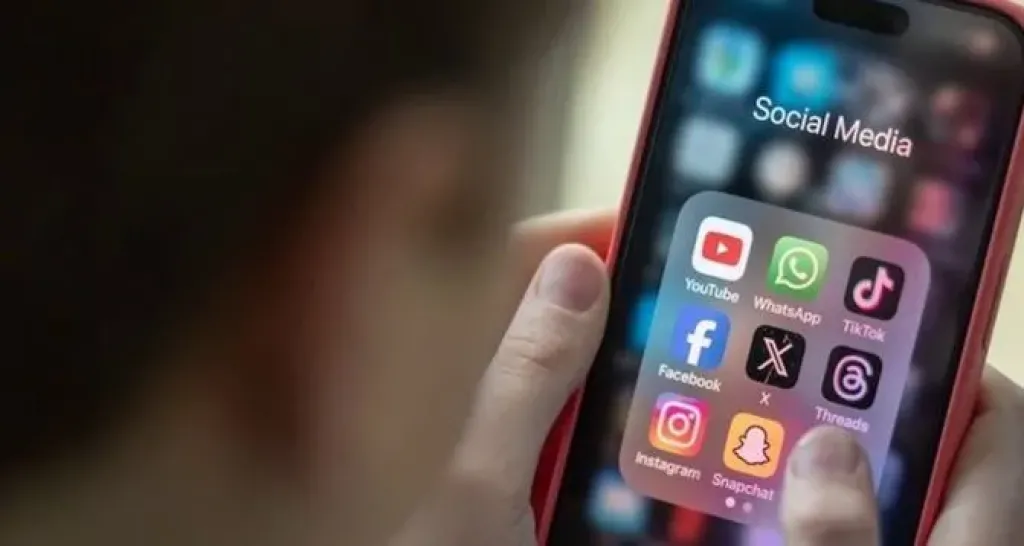 قرار تاريخي في أستراليا بحظر وسائل التواصل لمن هم دون 16 عاما.. ورئيس الوزراء يصفه بإنقاذ جيل من العزلة والتنمر