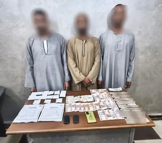 انتخابات النواب.. ضبط 3 أشخاص يقدمون رشاوى مالية للناخبين للتصويت لصالح مرشح بأرمنت