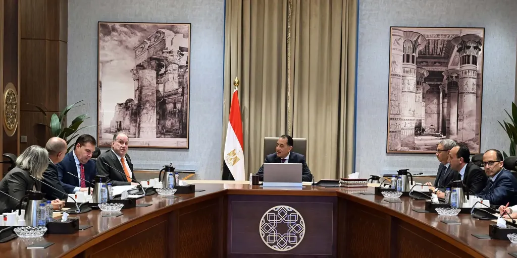 رئيس الوزراء يلتقي رئيس مجلس إدارة شركة ”بلومبرج جرين” لبحث إقامة شراكات في مجالات مختلفة