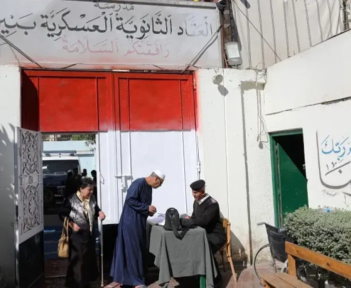 انتخابات مجلس النواب 2025.. إقبال كبار السن على لجنة العقاد في أسوان