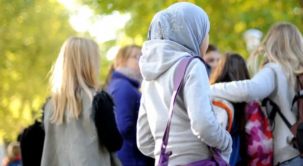النمسا تتبنى قانونا يحظر ارتداء الحجاب للفتيات دون سن 14 عاما في المدارس