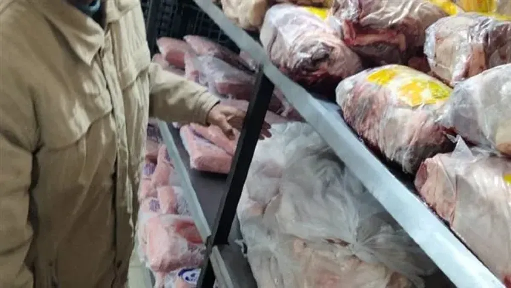 ضبط كميات من مصنعات اللحوم مجهولة المصدر داخل مصنع غير مرخص بالغربية