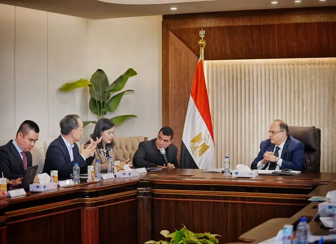 رئيس هيئة الدواء المصرية يبحث مع وفد الشركات الصينية تعزيز الابتكار في قطاع المستلزمات الطبية