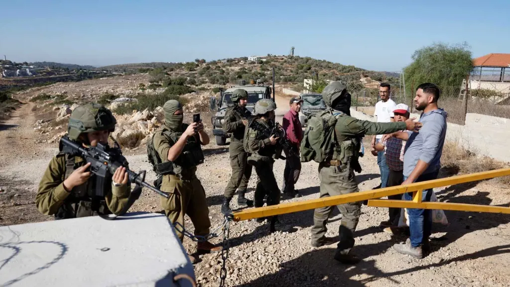 مستوطنون يهاجمون قرية فلسطينية شمالي الضفة بالرصاص.. وجيش الاحتلال يعتقل فلسطينيين ومتضامنين أجانب