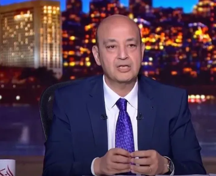 عمرو أديب ينتقد إخفاق منتخب مصر: لما نتنيل في إفريقيا هيمشوا حسام حسن