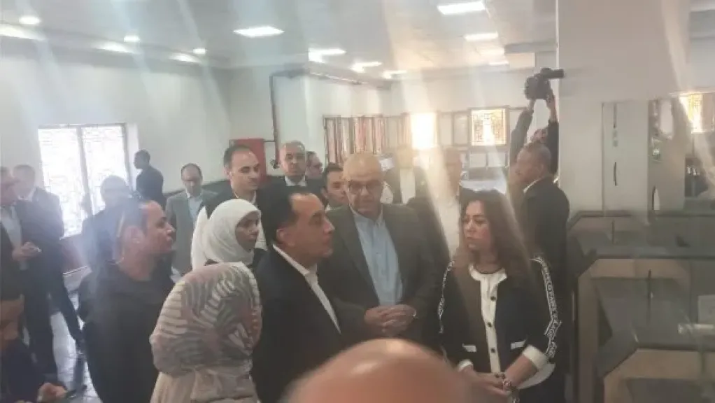 رئيس الحكومة يتفقد المركز التكنولوجي بـ ”طحانوب” رفقة مسؤولين