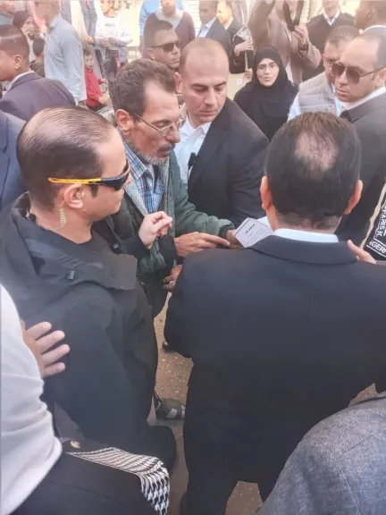 مواطن يستوقف رئيس الوزراء اثناء زيارتة لمحافظة القليوبية ويطلب منه هذا الطلب