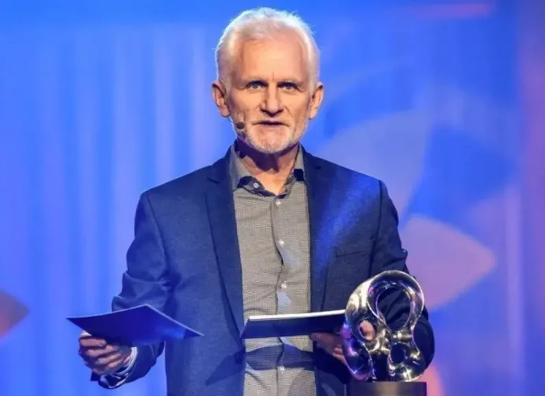 بيلاروس تفرج عن الفائز بجائز نوبل بيالياتسكي ورمز المعارضة كوليسنيكوفا