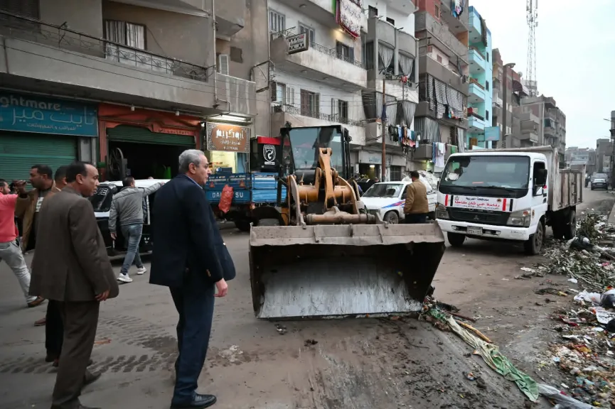 محافظ الغربية يتفقد الشوارع الفرعية بطنطا لمتابعة رفع مياه الأمطار