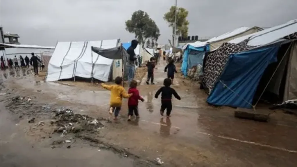 الهلال الأحمر الفلسطيني: أطفال غزة يواجهون خطرًا حقيقيًا مع البرد وجرف آلاف الخيام