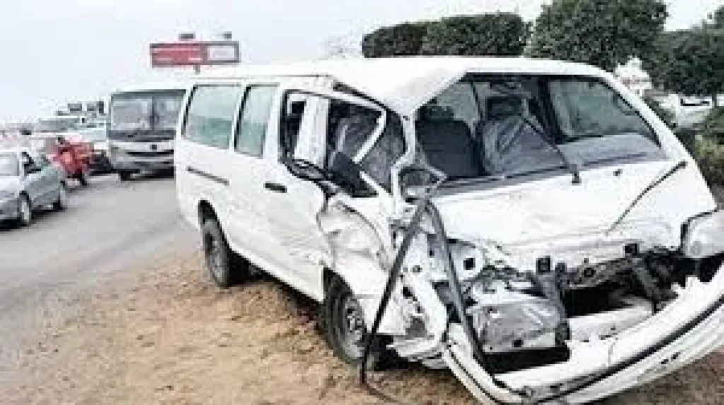 إصابة 14 شخصا إثر تصادم ميكروباص بسيارة ملاكي في البحيرة