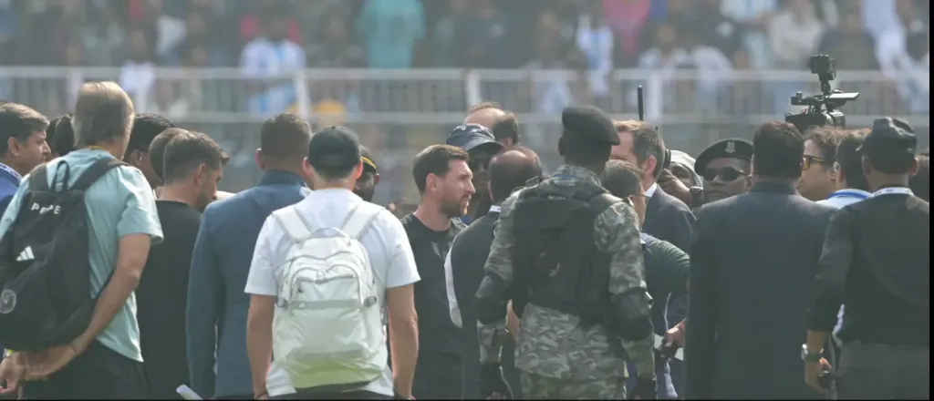 دفعوا 12 ألف روبية ولم يتمكنوا من رؤيته .. غضب كبير بالهند من زيارة ميسي والمشهد يتحول لقذف زجاجات مياه وكراسي المدرجات