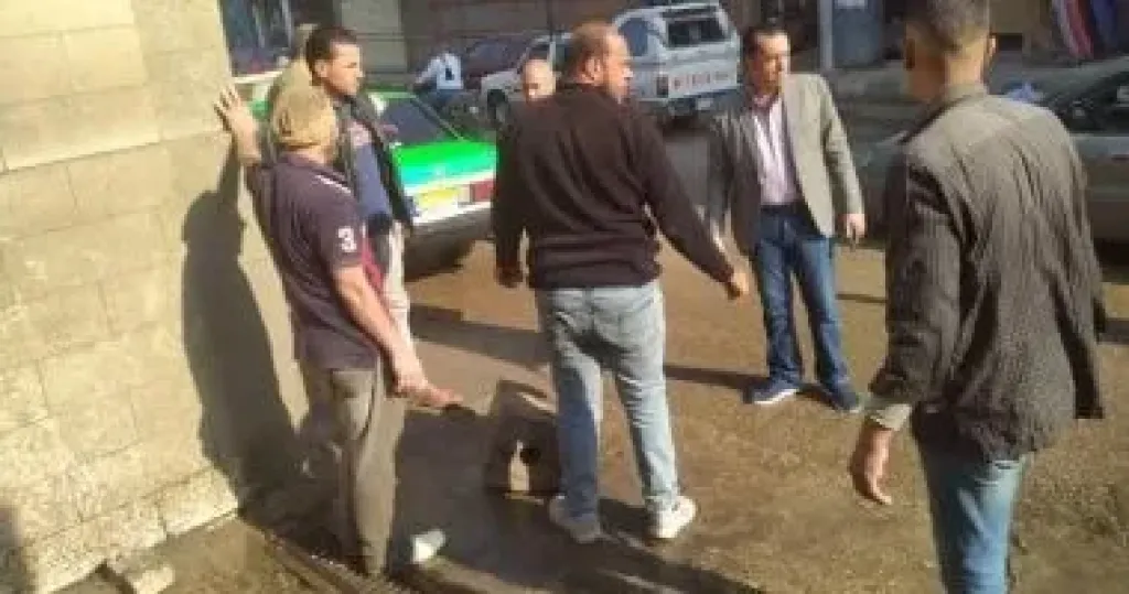 رئيس مدينة منوف يضبط إهدار مياه الشرب بمحطة وقود ويتخذ إجراءات قانونية فورية