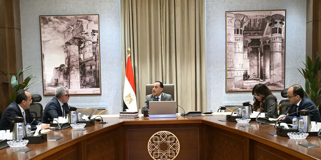 رئيس الوزراء يتابع مستجدات العمل بالمنطقة الاقتصادية لقناة السويس وجهود جذب الاستثمارات