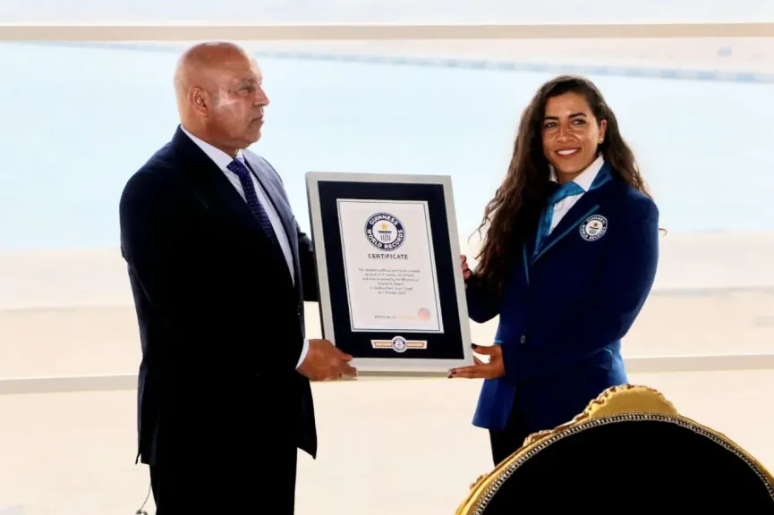 في إنجاز عالمي للموانئ المصرية .. وزير النقل يتسلم شهادة موسوعة جينيس للأرقام القياسية لميناء السخنة