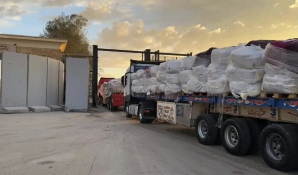 الهلال الأحمر المصري يمد غزة بخيام وبطاطين وملابس شتوية عبر «زاد العزة» الـ94
